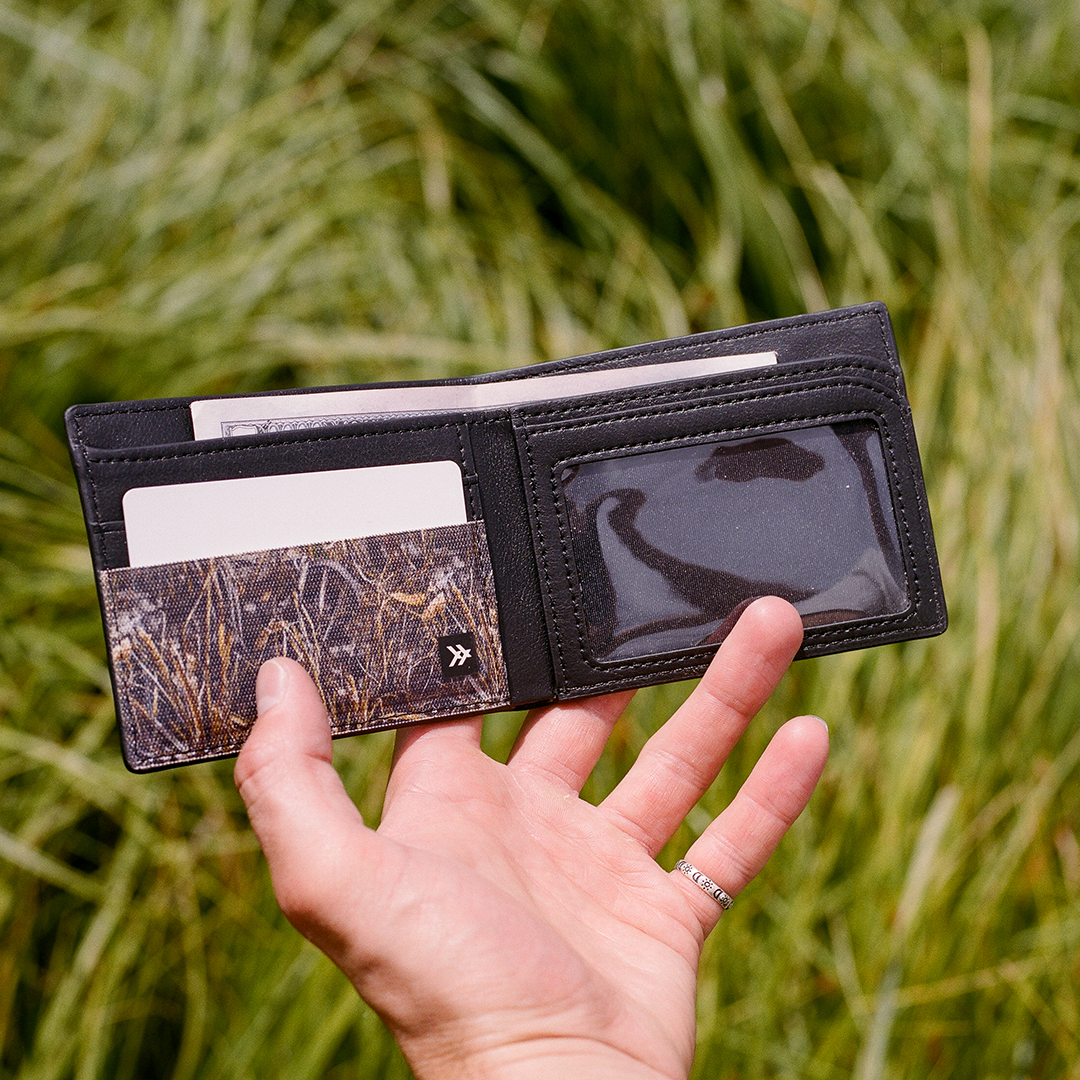 Vegan Leather Bifold Wallet - Realtree Max - Thread¨